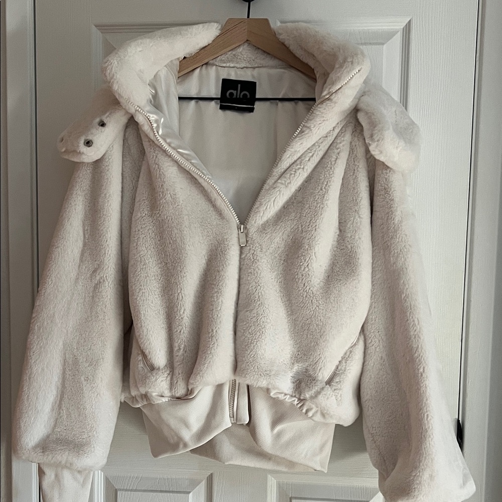 ALO Yoga Women's Soft Cream Teddy Jacket